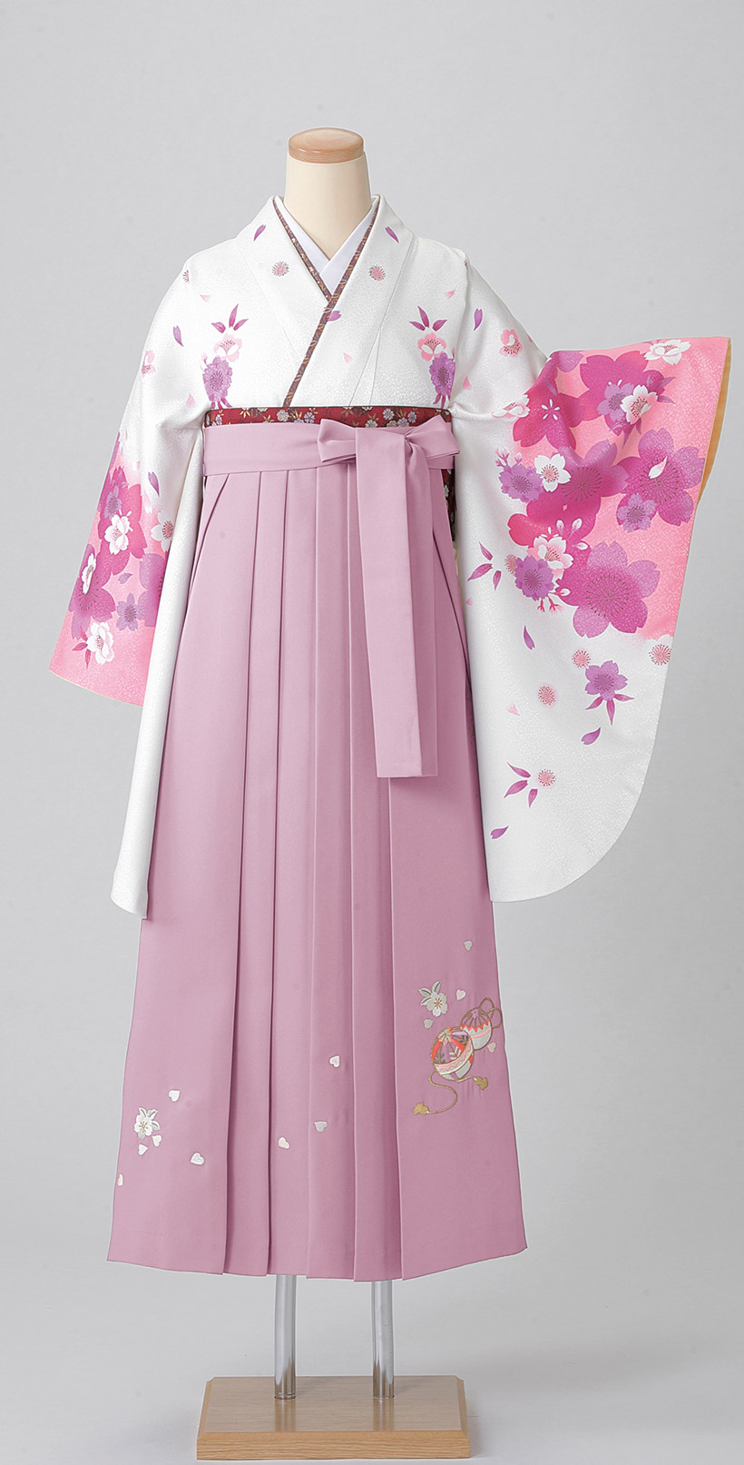 レンタル袴&着物 「白地 ピンク桜」&「藤色 手まり刺しゅう」 | 小振袖 